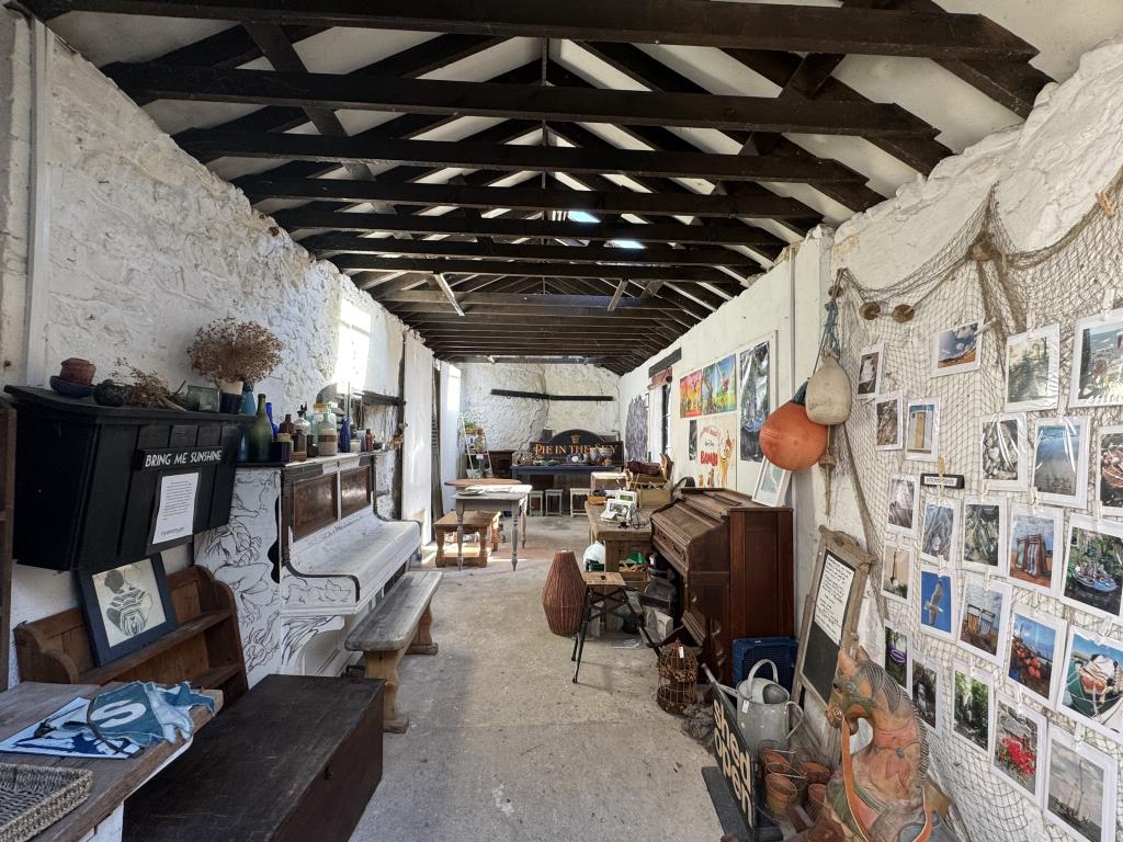 Lot: 92 - FREEHOLD TOWN CENTRE WORKSHOP/STORE WITH POTENTIAL - Internal View of the Building